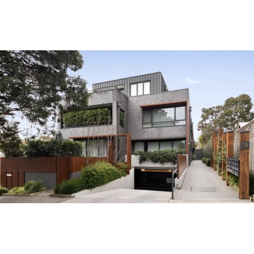Surrey Hills温馨大两房公寓，极近火车站